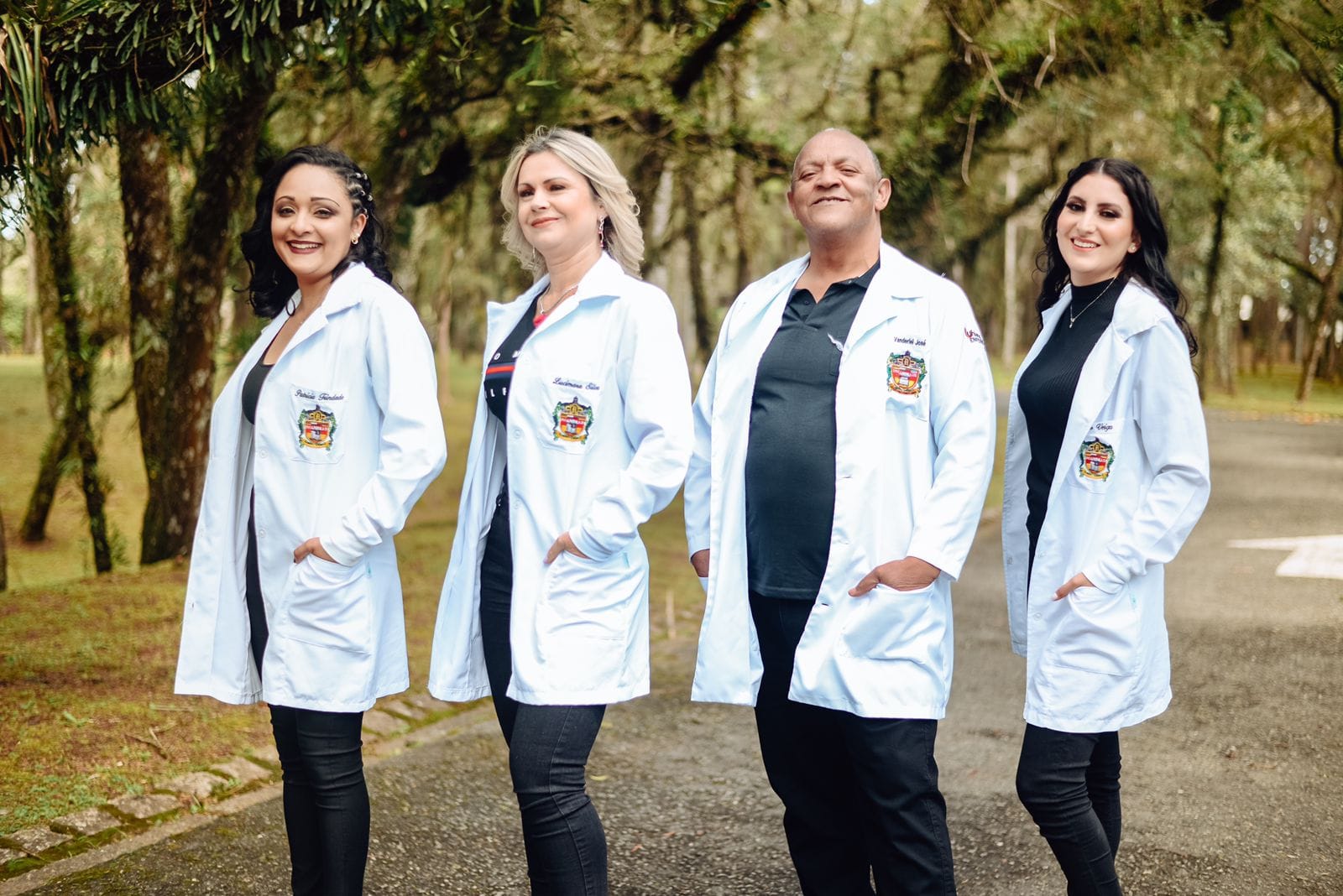 Foto: Patricia, Joyce, Vanderlei e Luciana, em formatura da turma de Enfermagem 2022.2.