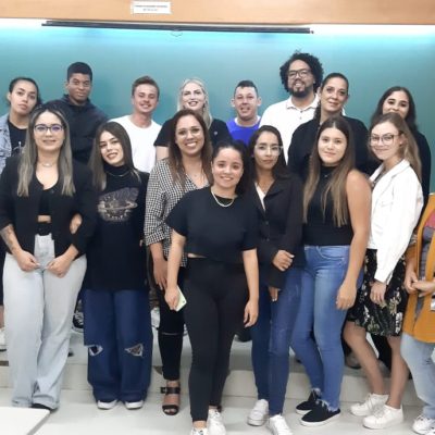Foto: calouros de Direito, vencedores do desafio “Trote Solidário”.