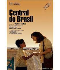 Central do Brasil é uma emocionante história onde uma ex-professora ajuda um garoto de 9 anos a encontrar o seu pai.