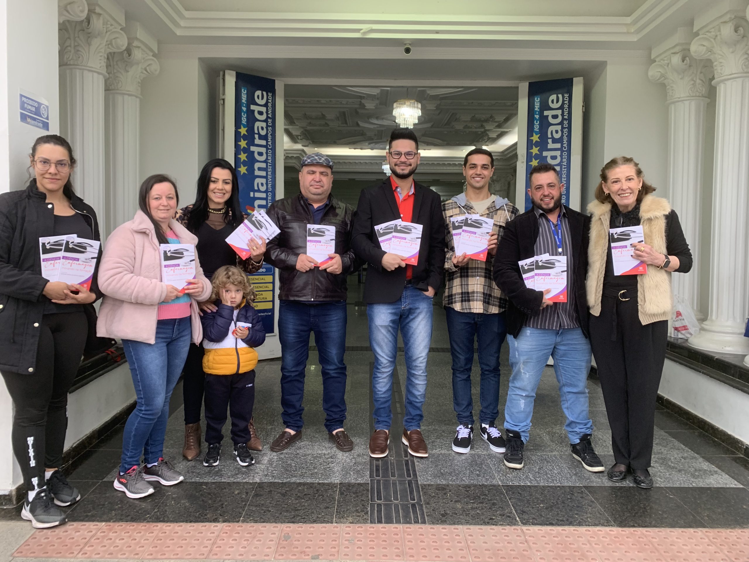 Os ex-alunos da Uniandrade: Rafaela Sotomaior; Nívia Maria Rosseto; Rafael Luz; Alessandra Taina; Erivelton Belarmino; Ray Gloy; Flavio Fernando; Karina Barros; Eva Larisse; Rosilda Aparecida; Gilvano Gonçalves; Jucilene Terezinha; Mariana Graniel; e os professores profº Jean Luvizotto e Profaª Sandra Maria Shefer, com as primeiras edições do livro.