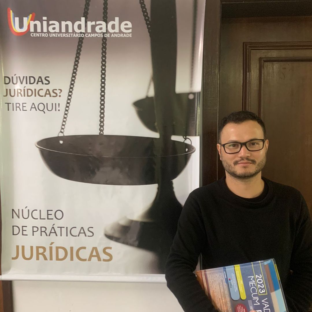  Jeferson Pereira da Rocha em frente ao Núcleo de Práticas Jurídicas da Uniandrade. 
