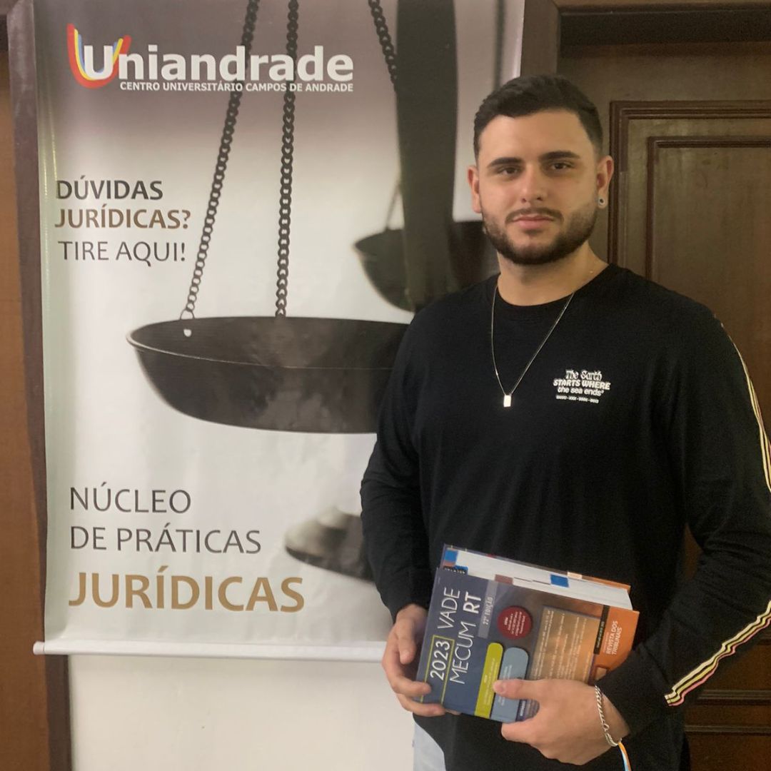 Vinnicius Venturini Nogueira em frente ao Núcleo de Práticas Jurídicas da Uniandrade. 