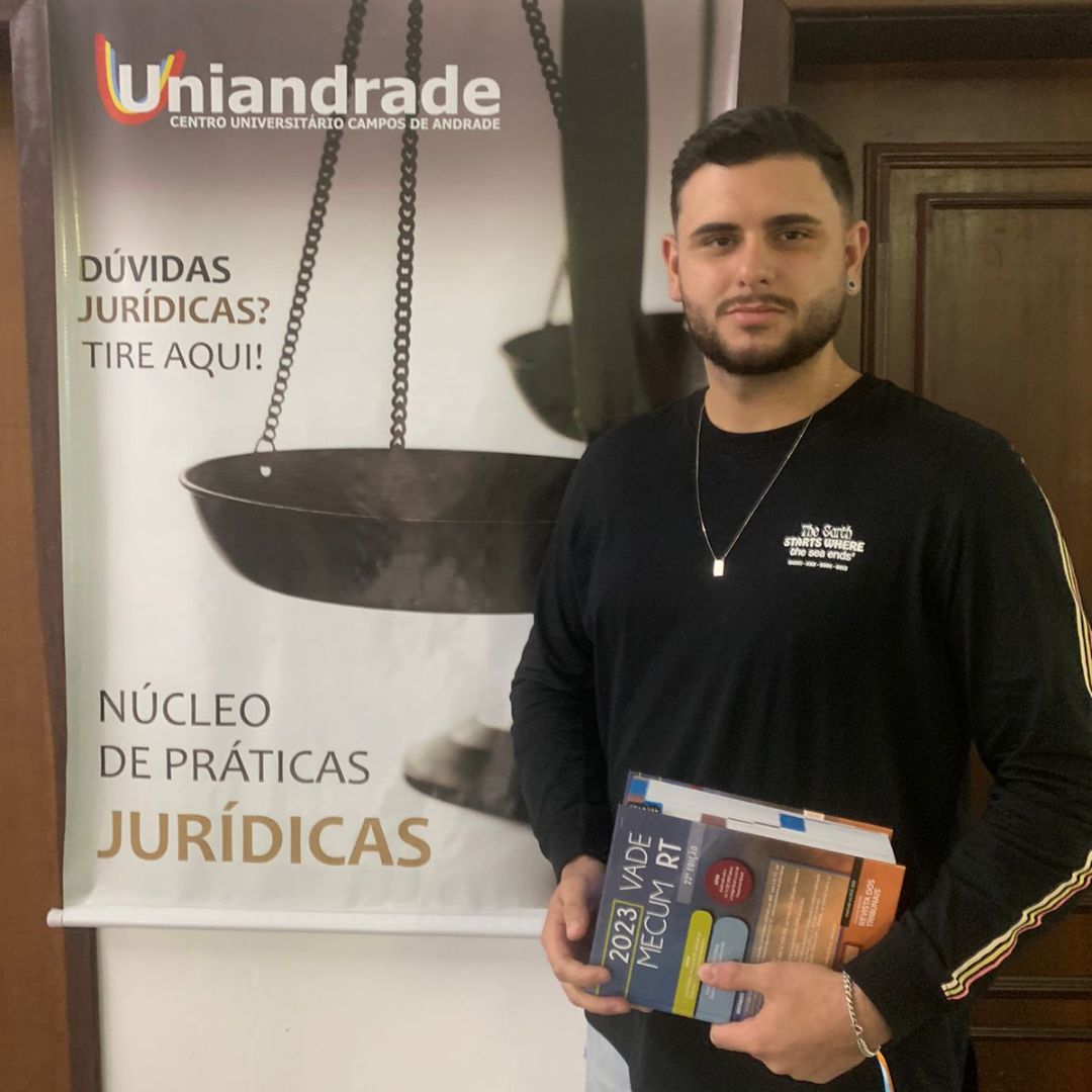 Vinnicius Venturini Nogueira em frente ao Núcleo de Práticas Jurídicas da Uniandrade.